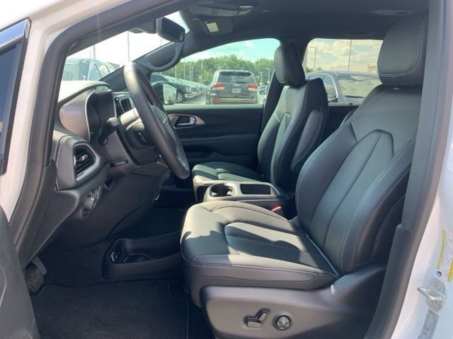 New 2026 Chrysler Pacifica Select image 11