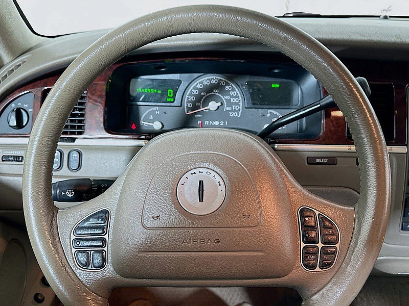 Used 2004 Lincoln Town Car Signature RWD image 12