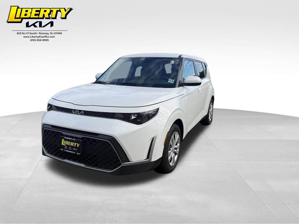 Used 2023 Kia Soul LX FWD image 3