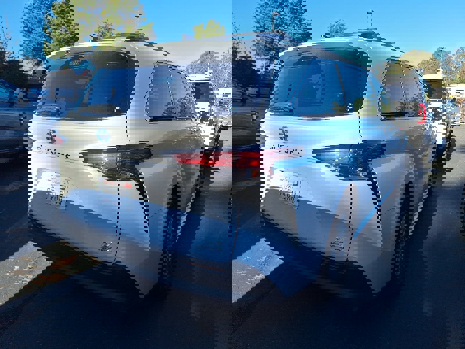 Used 2022 Toyota Sienna XLE image 4