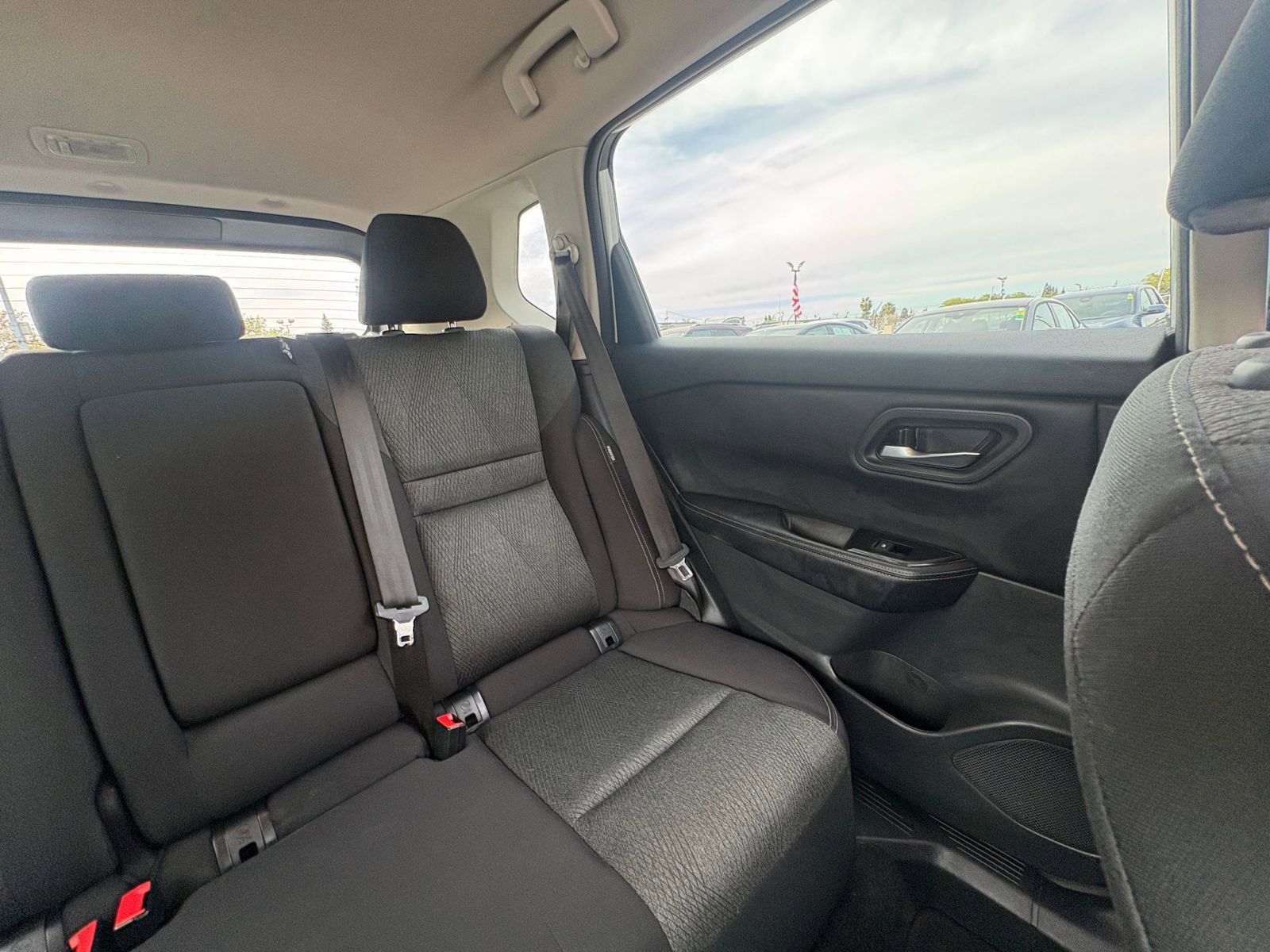 Used 2025 Nissan Rogue SV image 39