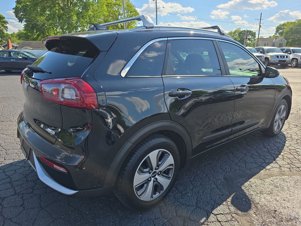 Used 2017 Kia Niro LX FWD image 2