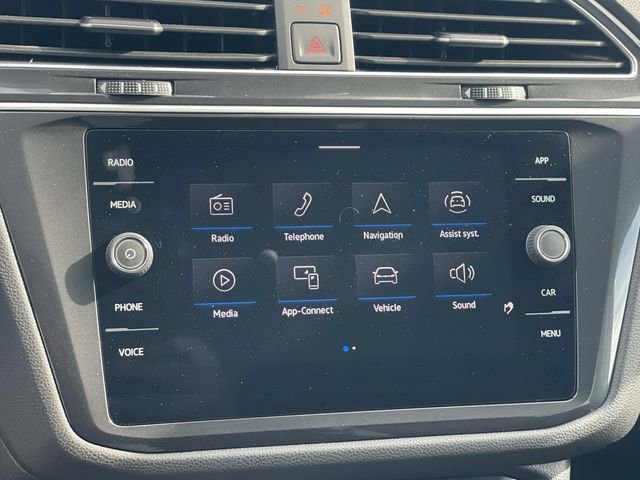 Used 2024 Volkswagen Tiguan SE w/ Panoramic Sunroof Package image 11