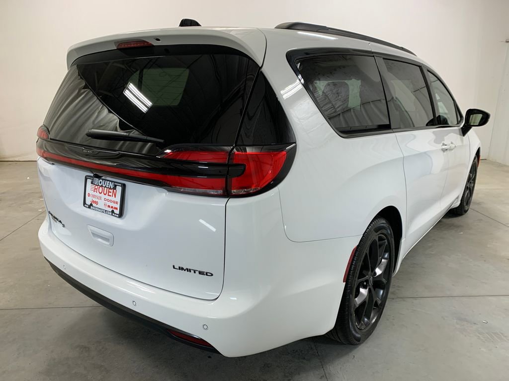 Used 2026 Chrysler Pacifica Limited w/ S Appearance Package FWD image 11