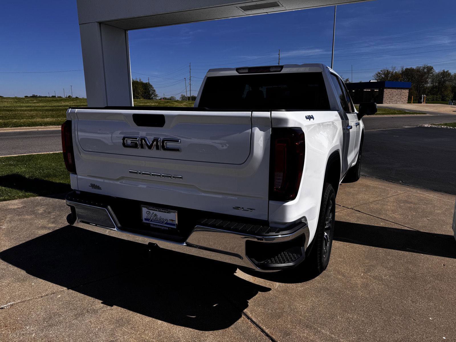 Used 2025 GMC Sierra 1500 SLT AWD/4WD image 3