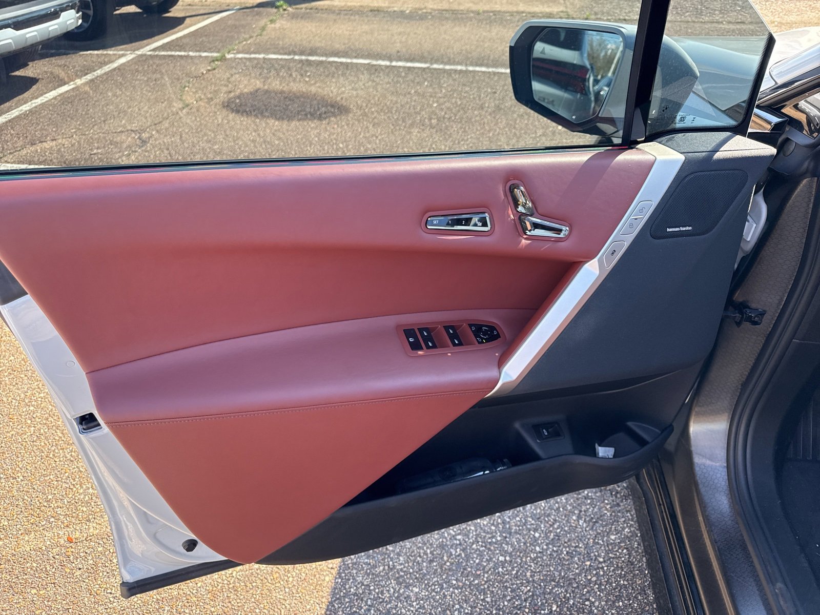 Used 2023 BMW iX xDrive50 w/ Premium Package image 13