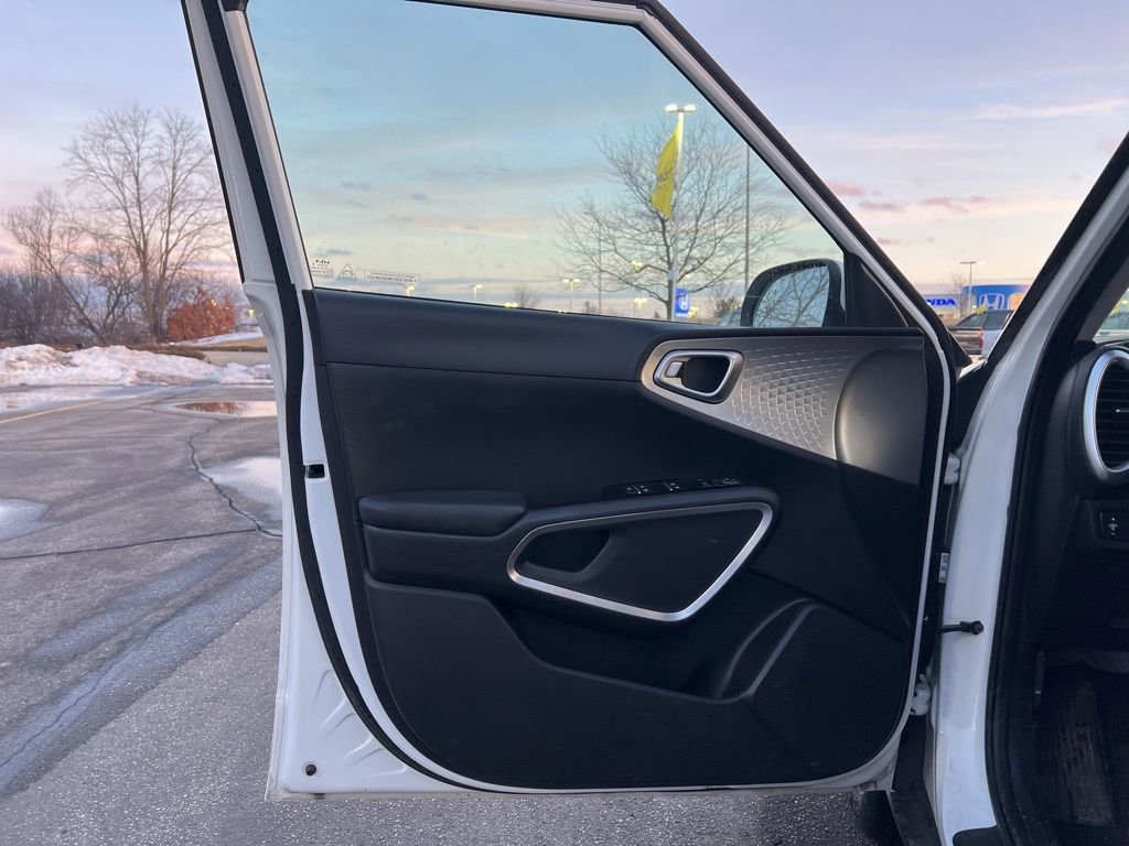 Used 2025 Kia Soul LX w/ LX Technology Package image 8