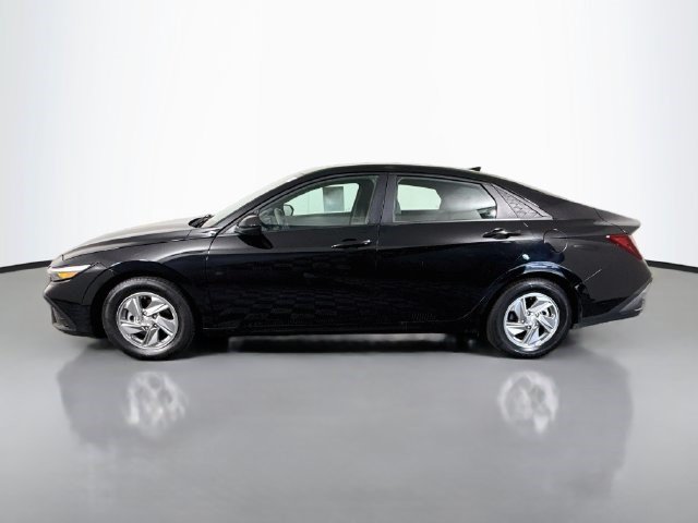 Used 2024 Hyundai Elantra SE FWD image 6