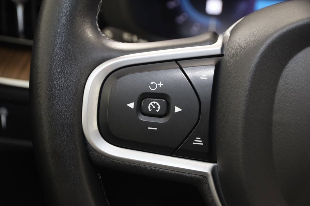 Used 2022 Volvo XC60 B5 Momentum image 36