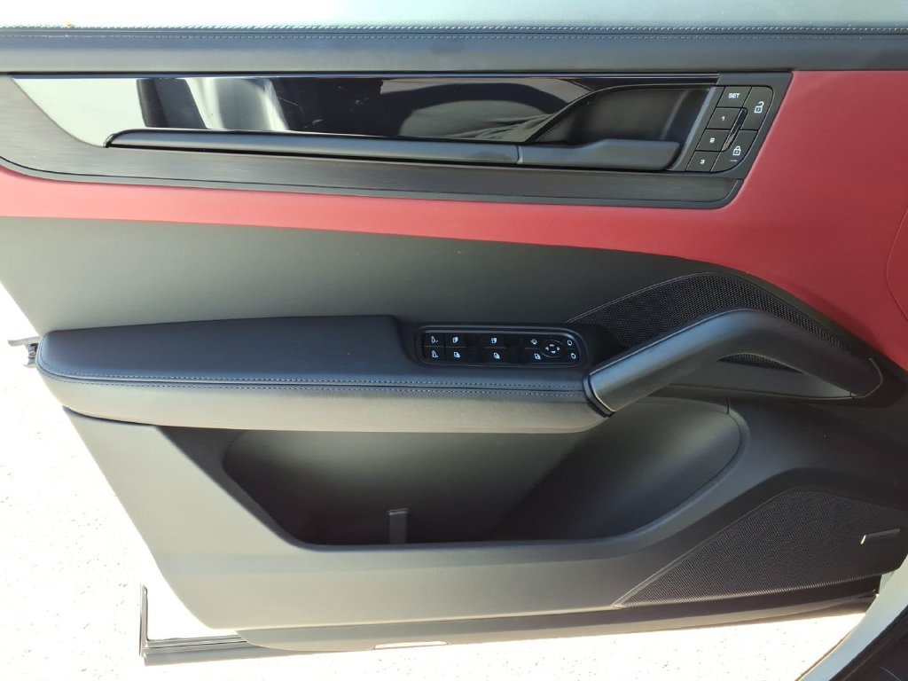 Used 2025 Porsche Cayenne GTS AWD/4WD image 16