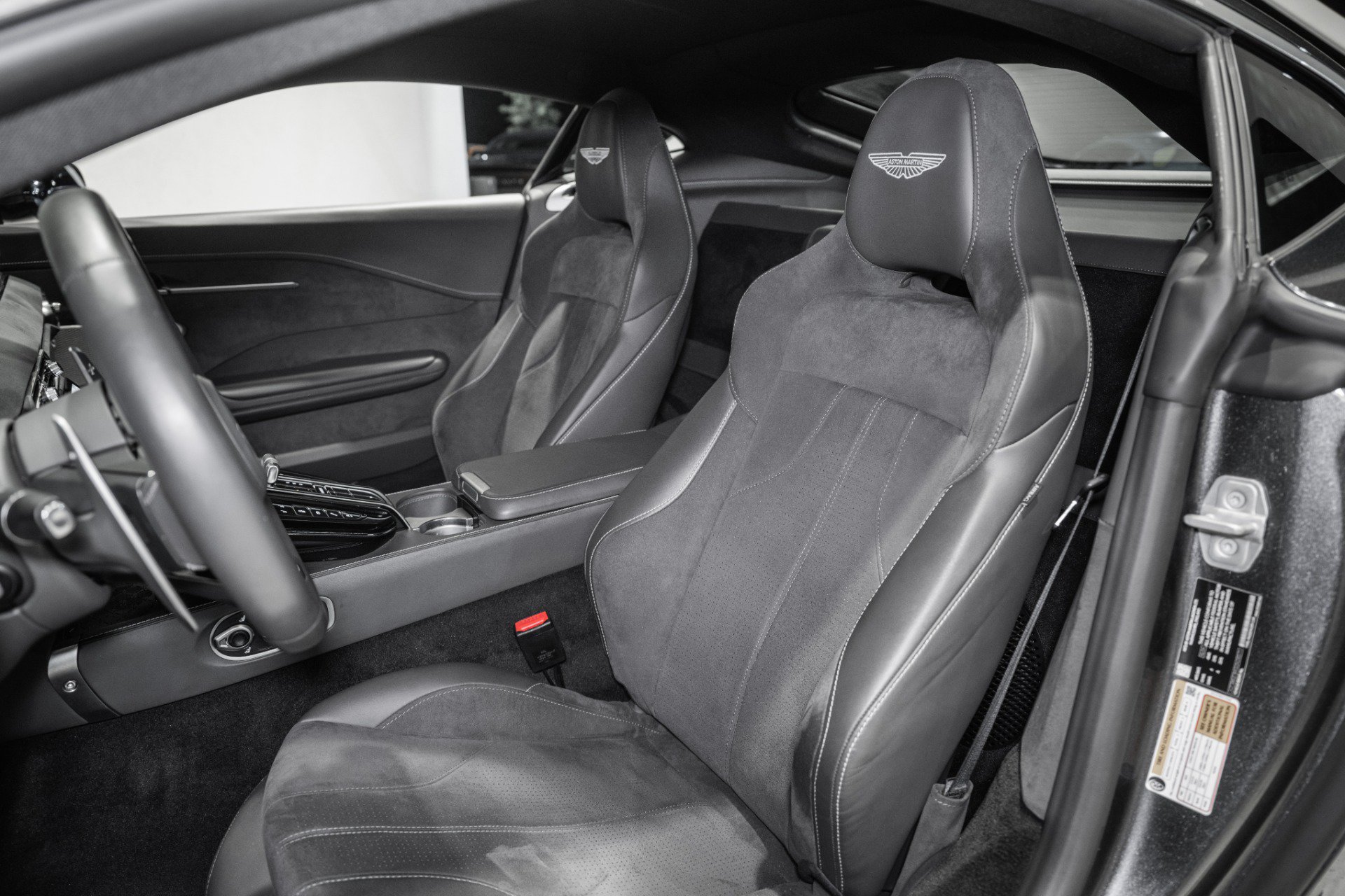 Used 2025 Aston Martin V8 Vantage Coupe RWD image 12