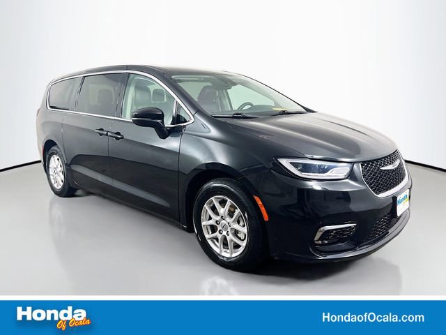 Used 2023 Chrysler Pacifica Touring-L image 1