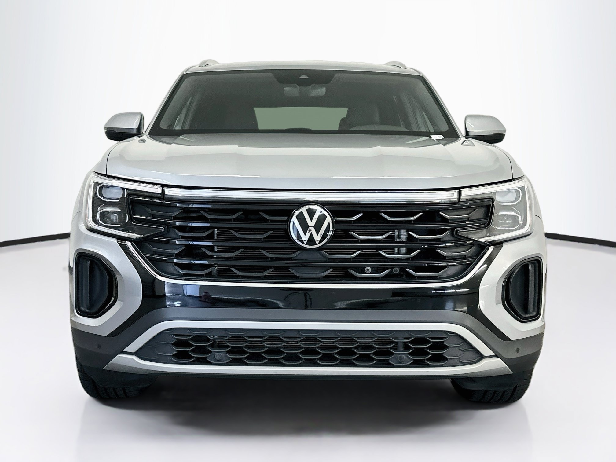 Used 2025 Volkswagen Atlas Cross Sport SE AWD/4WD image 2