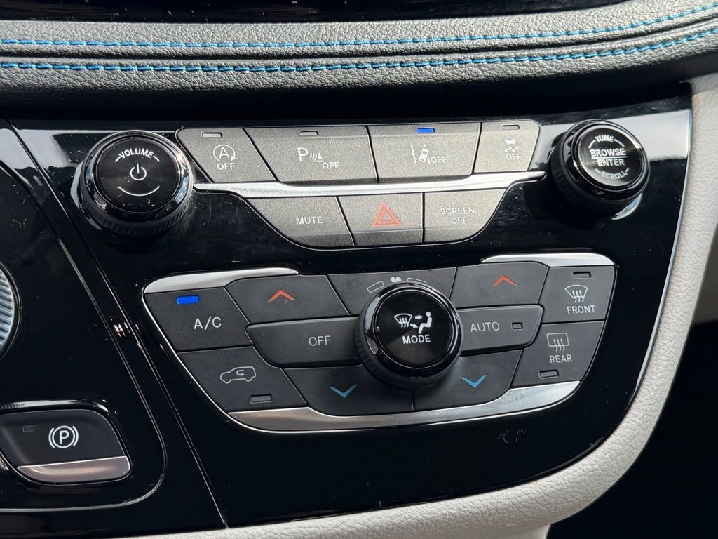 Used 2021 Chrysler Pacifica Touring-L w/ Uconnect Theater Family Group image 27