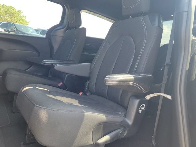 Used 2023 Chrysler Pacifica Touring FWD image 28