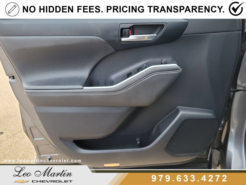 Used 2023 Toyota Highlander XLE FWD image 22