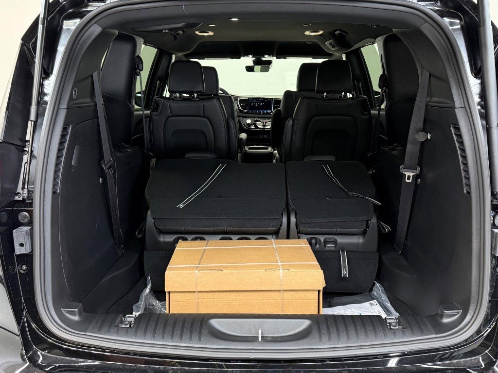 New 2026 Chrysler Voyager LX image 6