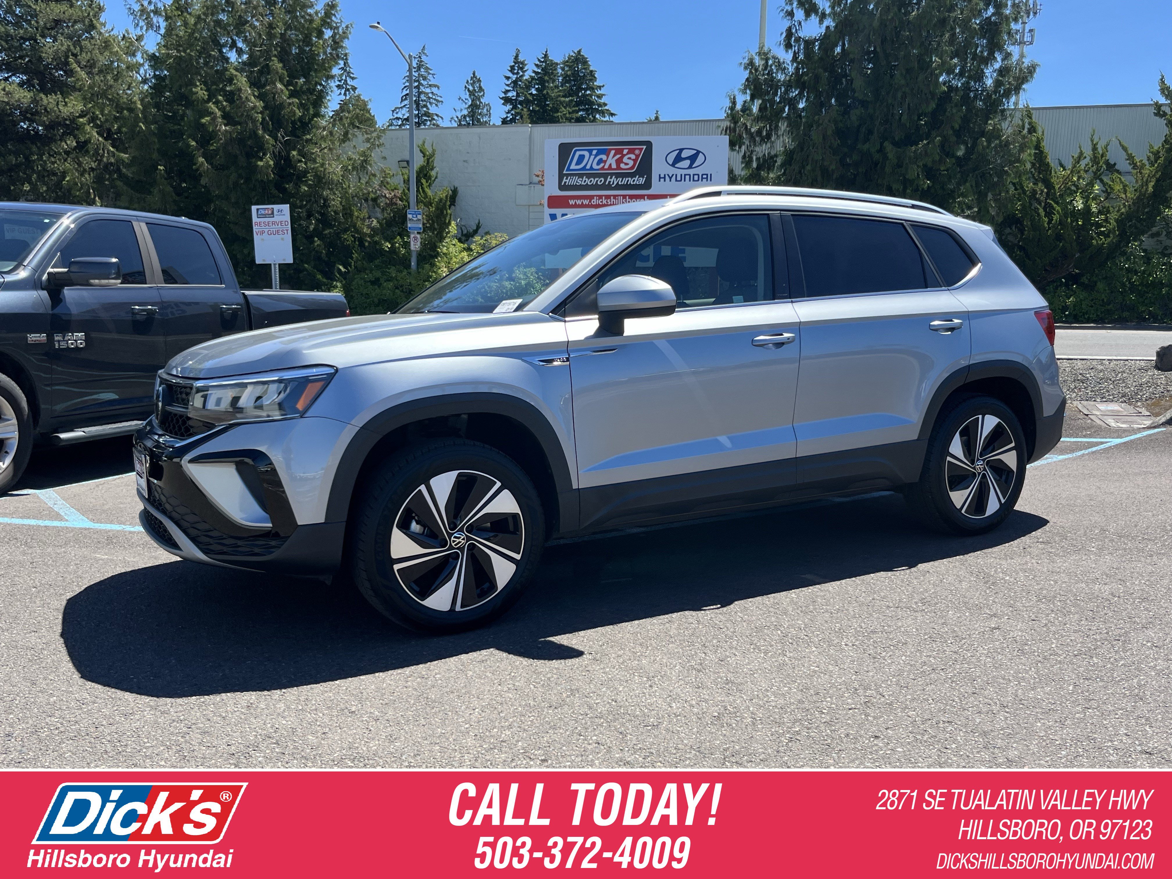 Used 2024 Volkswagen Taos SE w/ Panoramic Sunroof Package