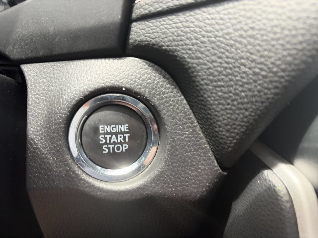 Used 2025 Toyota RAV4 XLE FWD image 27