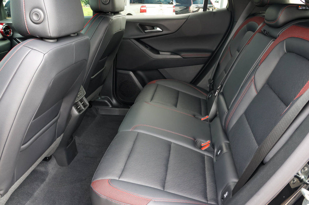 New 2027 Chevrolet Equinox RS w/ Convenience Package III FWD image 14