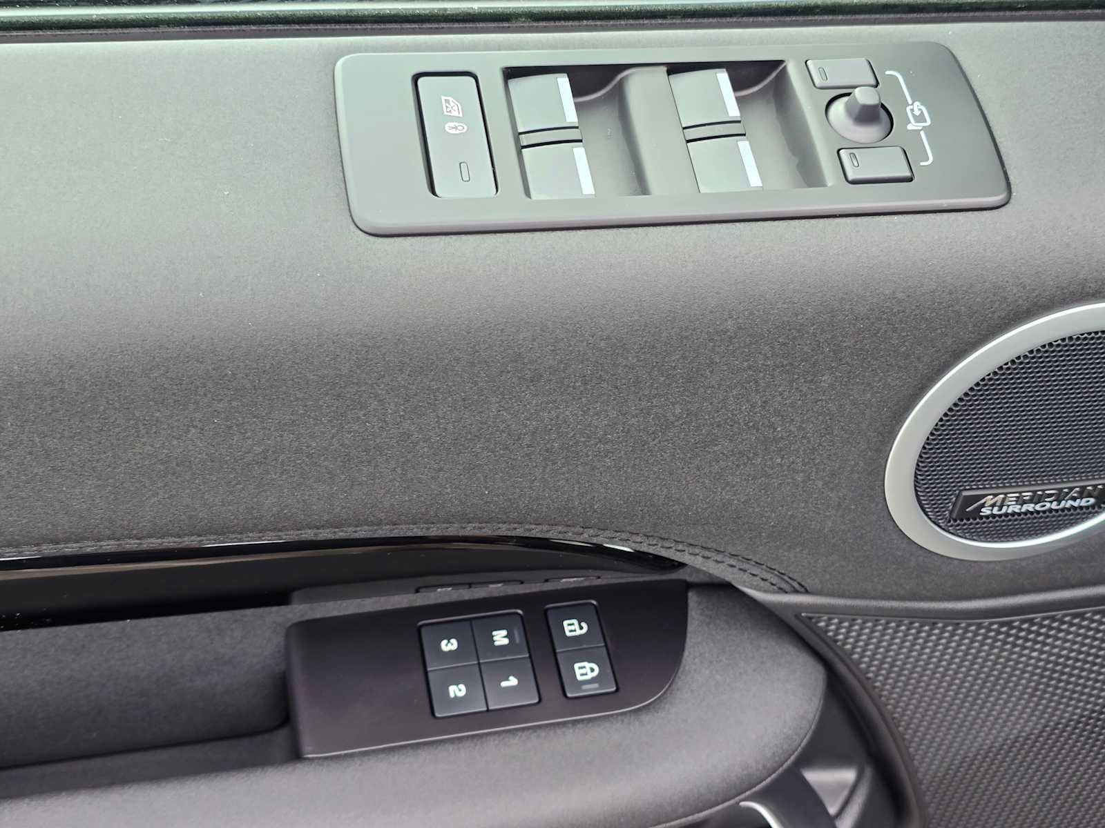 New 2025 Land Rover Discovery S image 25