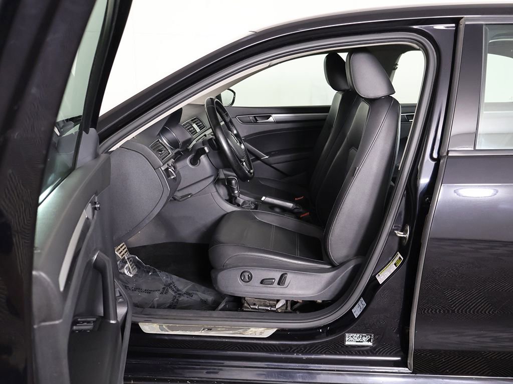Used 2018 Volkswagen Passat 2.0T R-Line w/ R-Line Lighting Package FWD image 23
