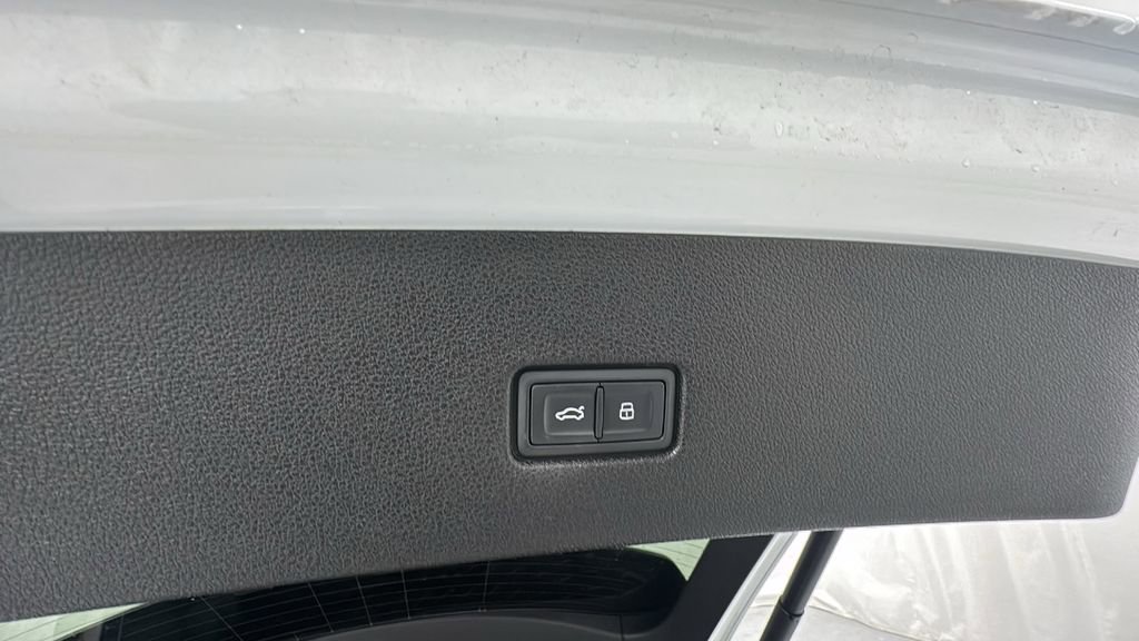 Used 2023 Audi Q8 Prestige image 16