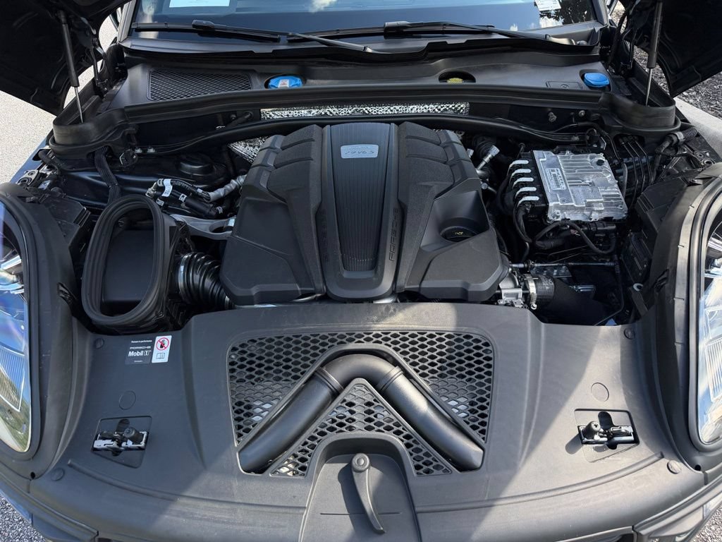 Certified 2025 Porsche Macan S AWD/4WD image 18