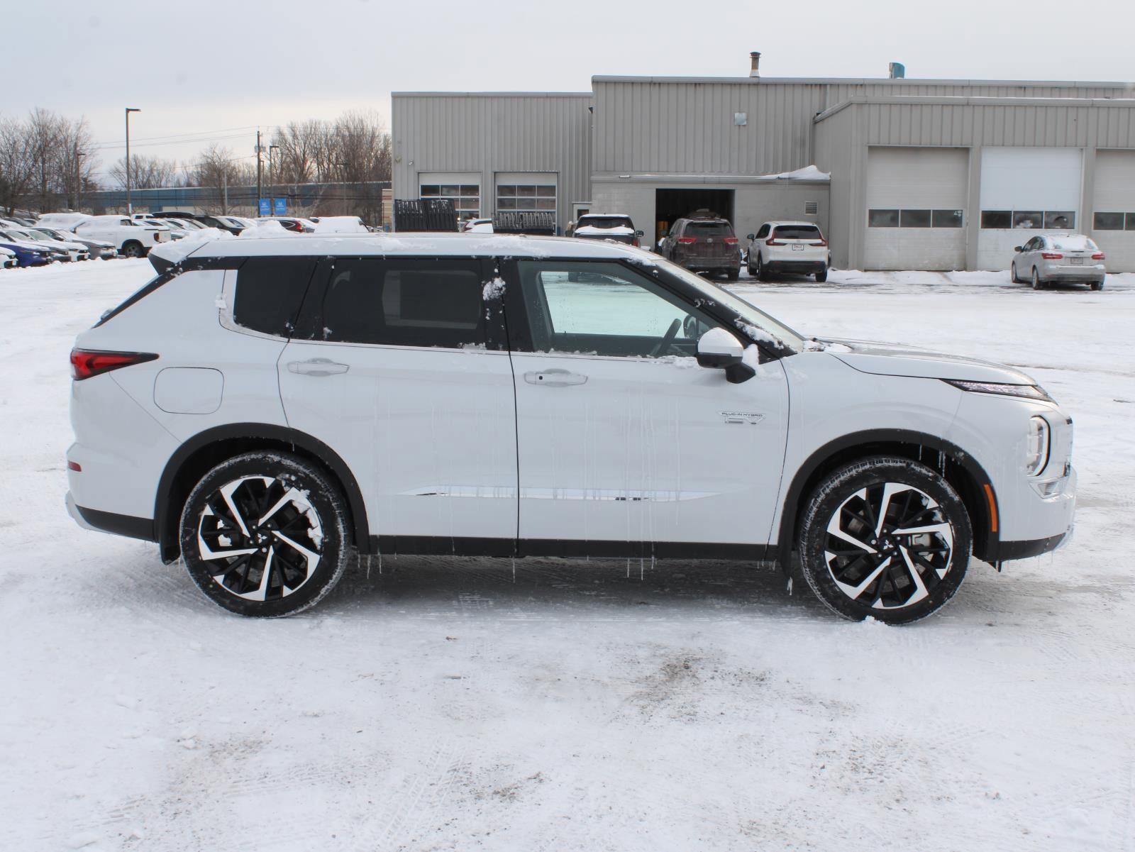 New 2025 Mitsubishi Outlander SE image 4