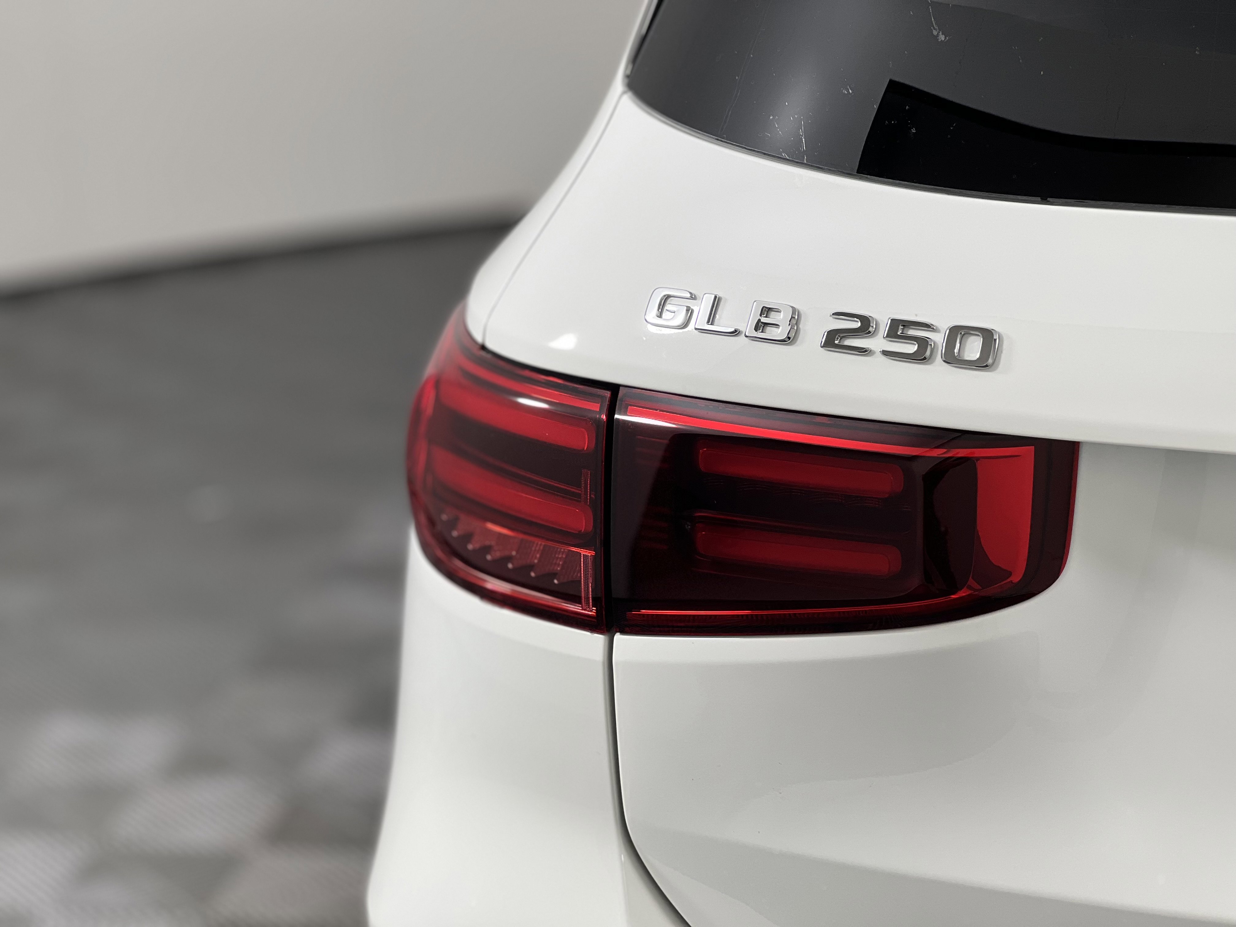 Used 2025 Mercedes-Benz GLB 250 4MATIC image 12