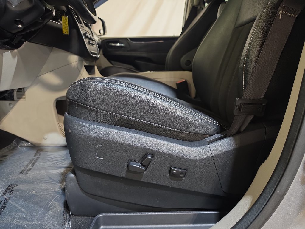 Used 2019 Dodge Grand Caravan SXT FWD image 14