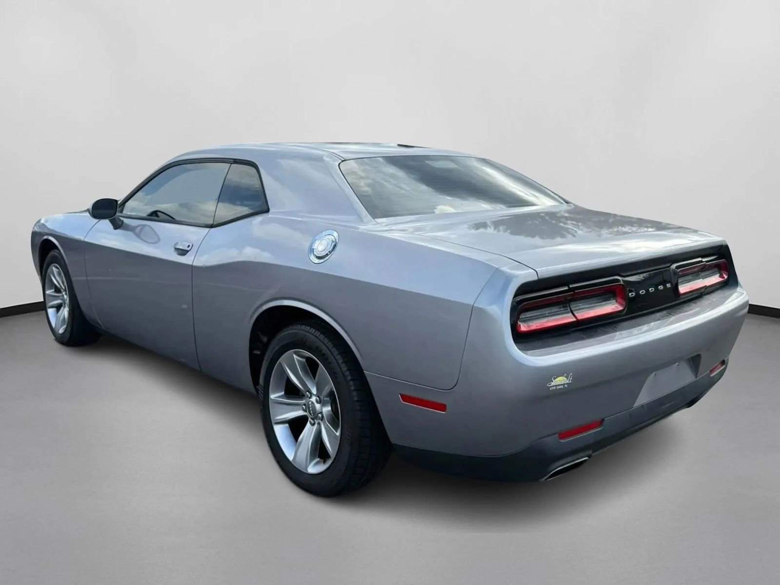 Used 2016 Dodge Challenger SXT image 5