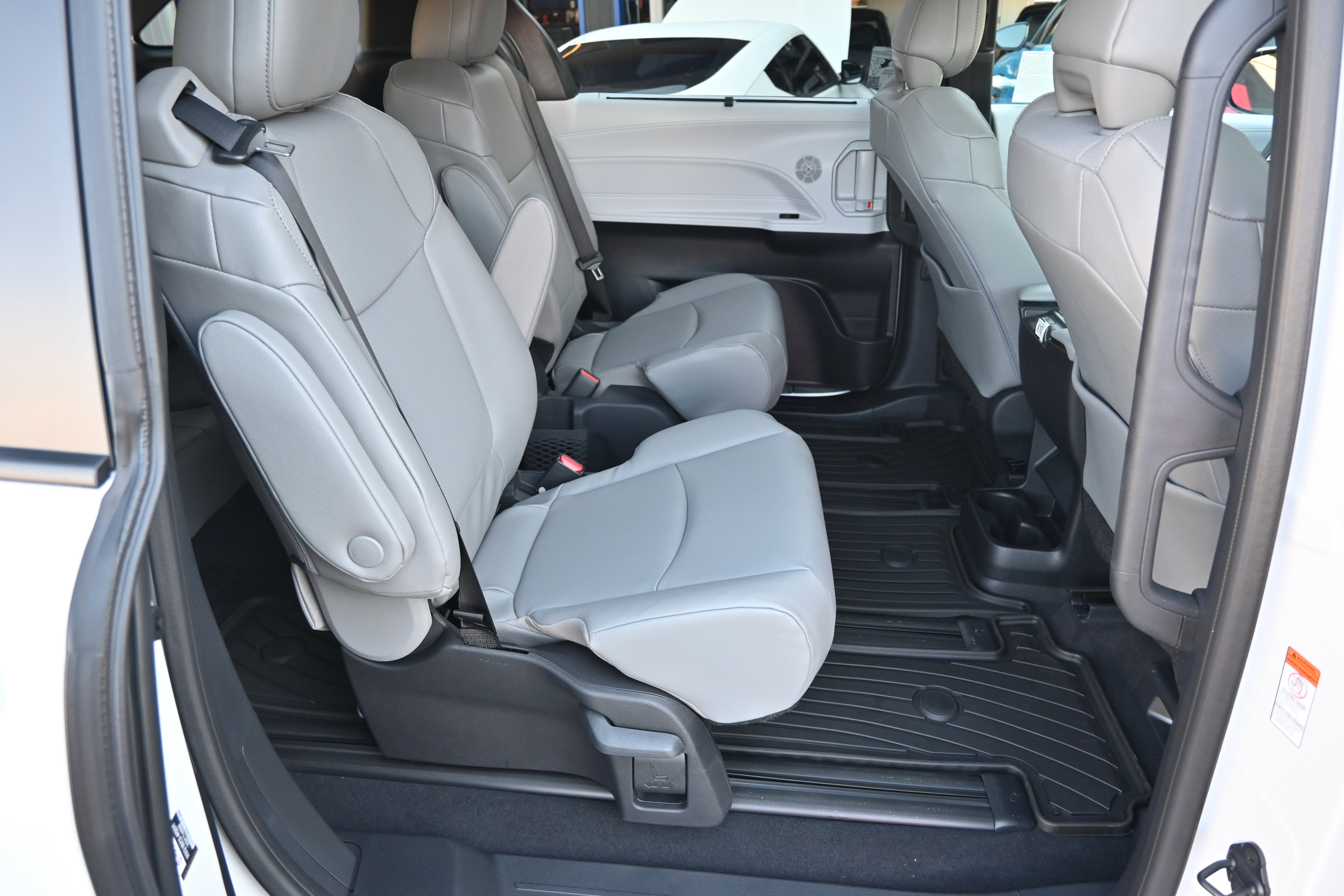 Used 2026 Toyota Sienna XLE image 34