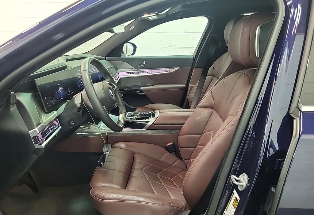 Used 2023 BMW i7 xDrive60 AWD/4WD image 4