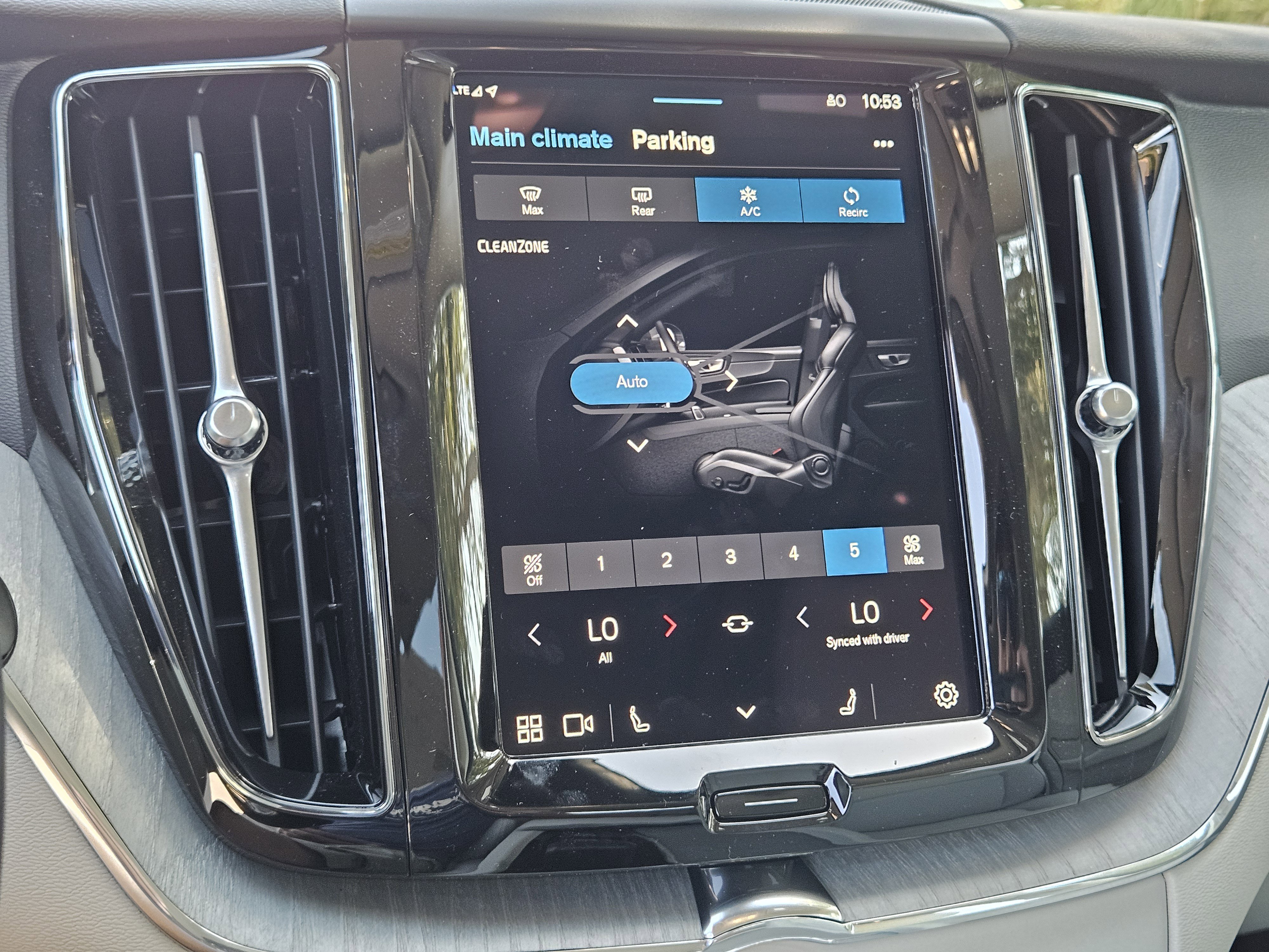 New 2025 Volvo XC60 B5 Plus w/ Protection Package Premier image 27