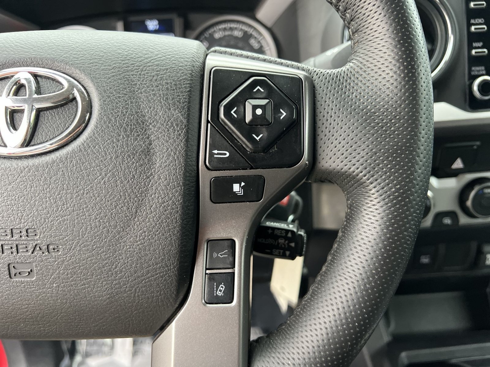 Used 2022 Toyota Tacoma SR5 AWD/4WD image 32