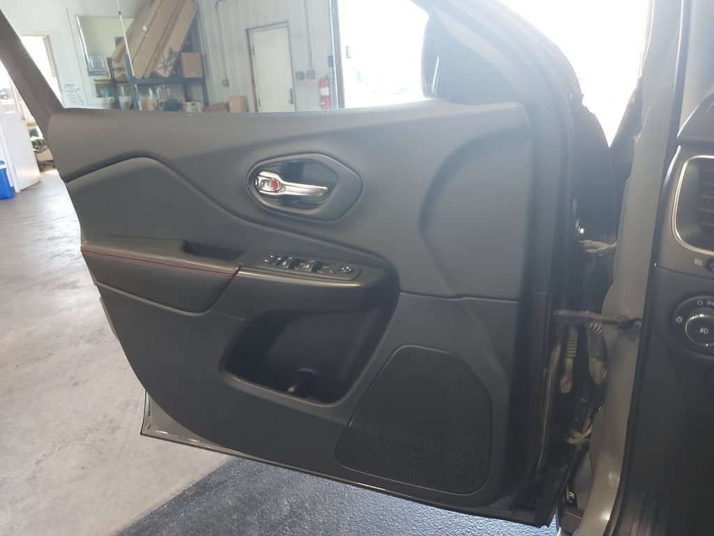 Used 2019 Jeep Cherokee Trailhawk w/ Comfort/Convenience Group AWD/4WD image 26
