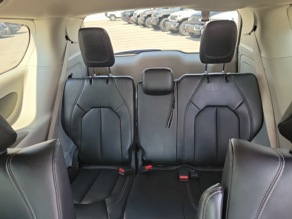 Used 2024 Chrysler Pacifica Limited FWD image 15