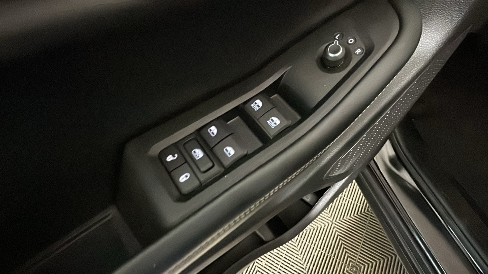 Used 2024 Jeep Grand Cherokee Laredo X AWD/4WD image 13