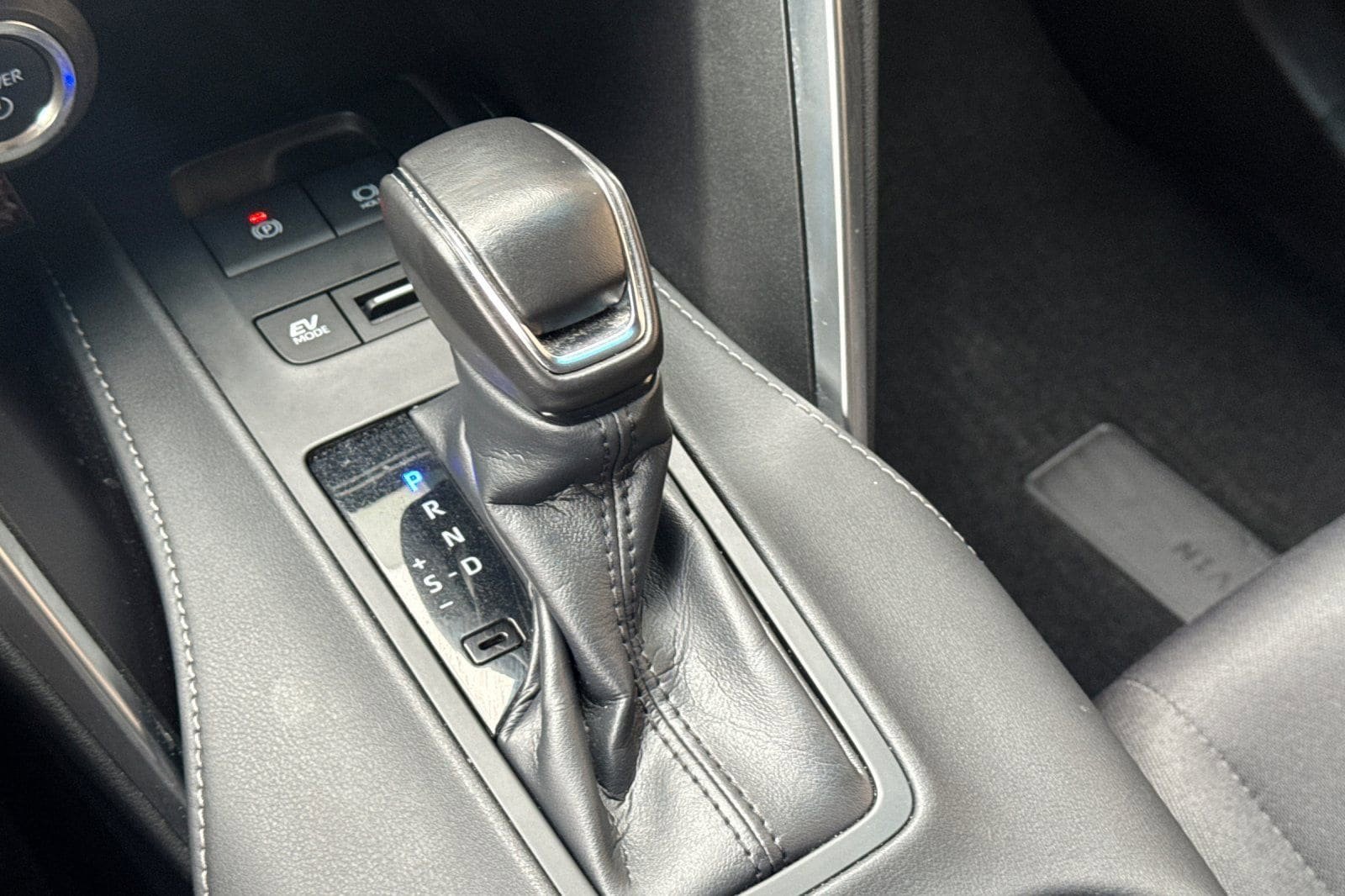 Used 2024 Toyota Venza LE AWD/4WD image 24