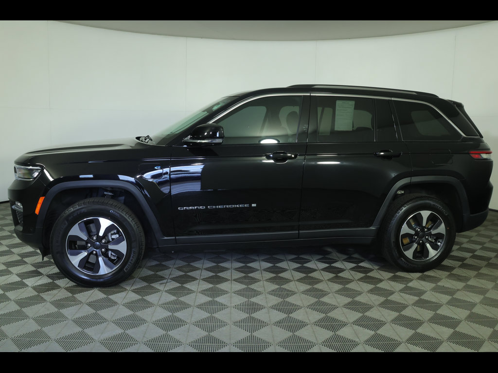 Used 2022 Jeep Grand Cherokee Limited 4xe w/ Luxury Tech Group II AWD/4WD image 16