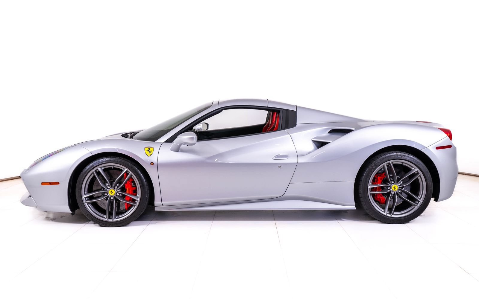 Used 2019 Ferrari 488 Spider RWD image 3