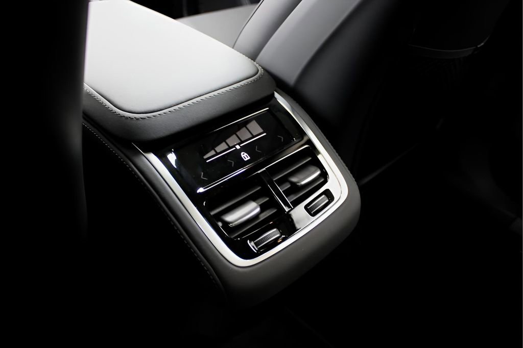 New 2025 Volvo XC90 B6 Core w/ Protection Package image 30