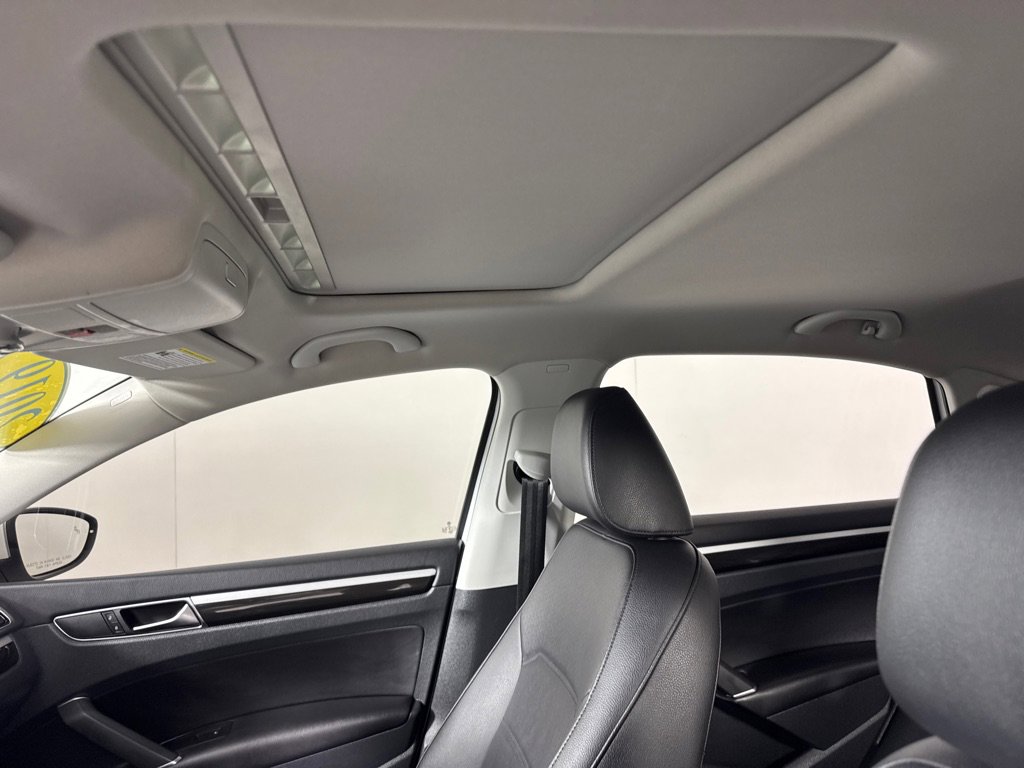 Used 2019 Volkswagen Passat 2.0T SE R-Line image 13