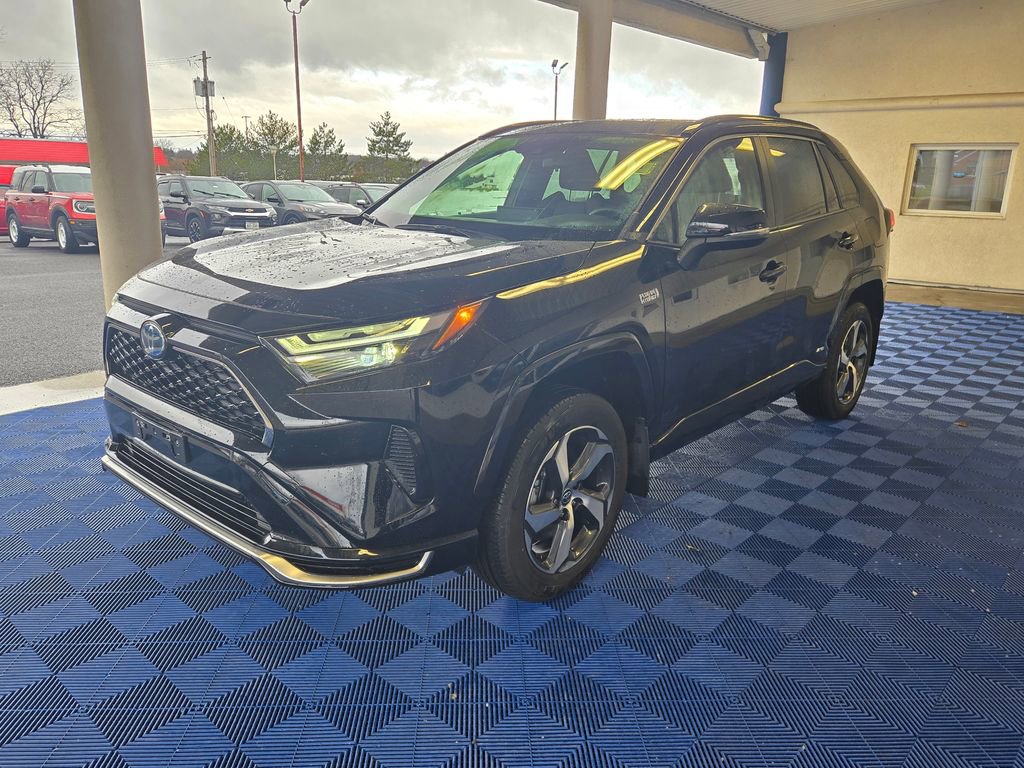 Used 2024 Toyota RAV4 SE image 3