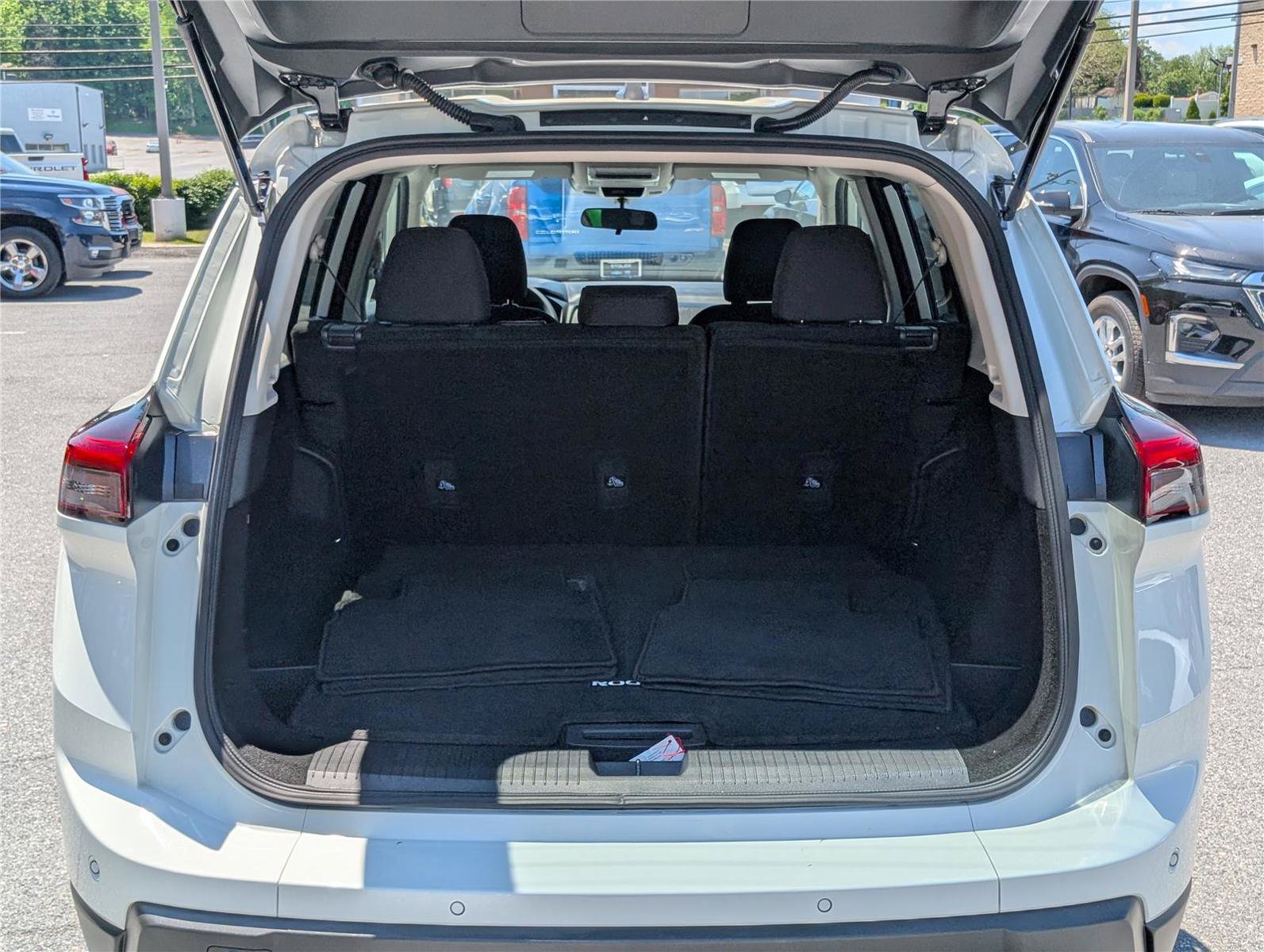 Used 2024 Nissan Rogue S AWD/4WD image 13