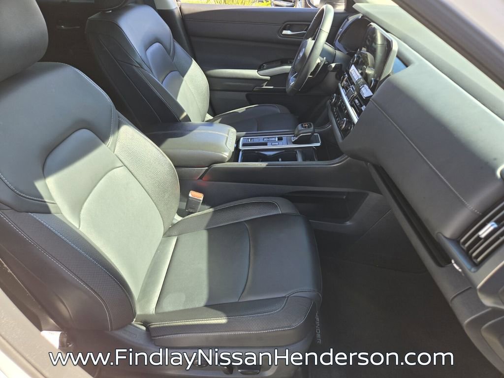 Used 2025 Nissan Pathfinder SL image 17