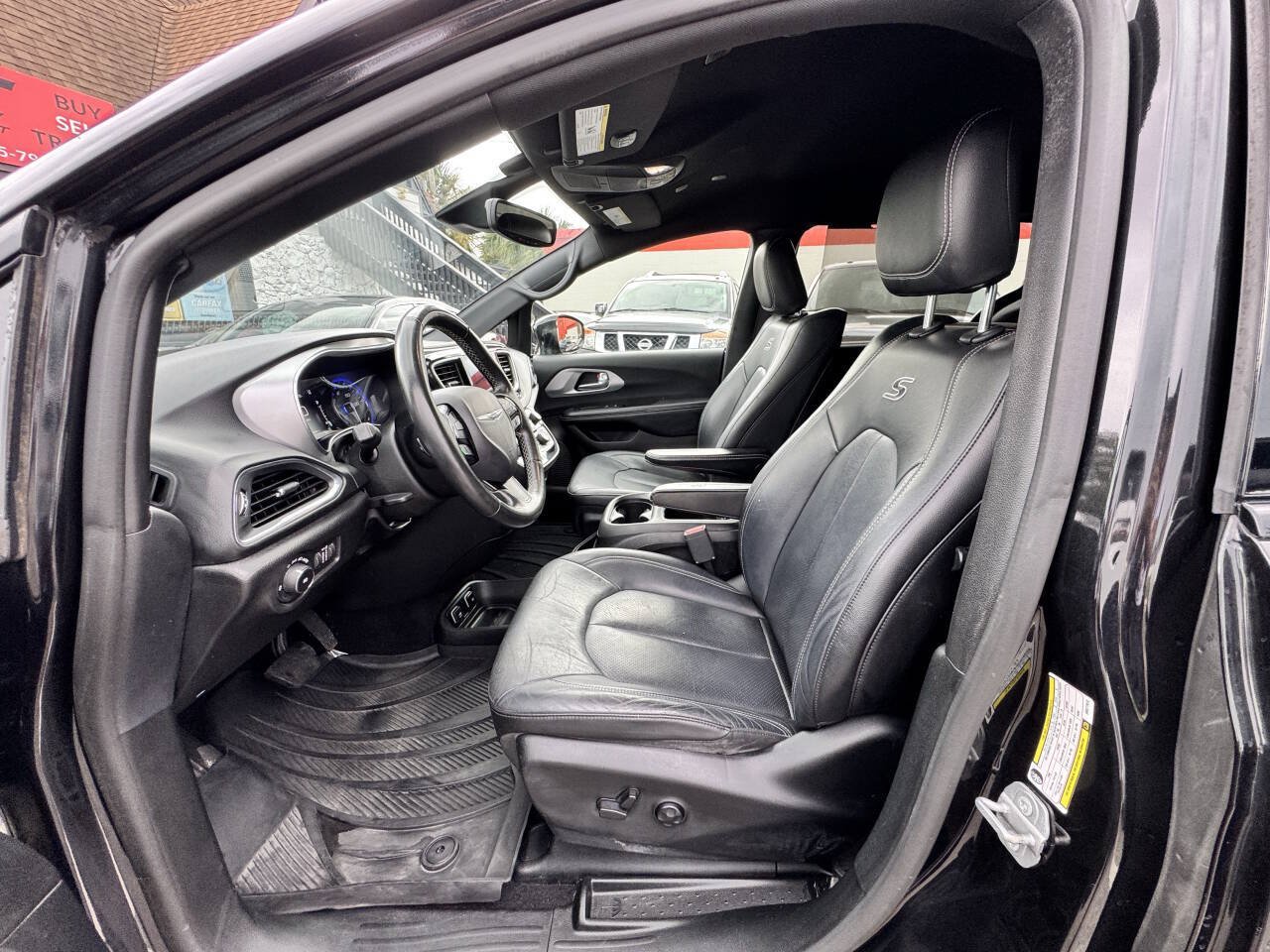 Used 2019 Chrysler Pacifica Touring-L Plus w/ Advanced Safetytec Group FWD image 12