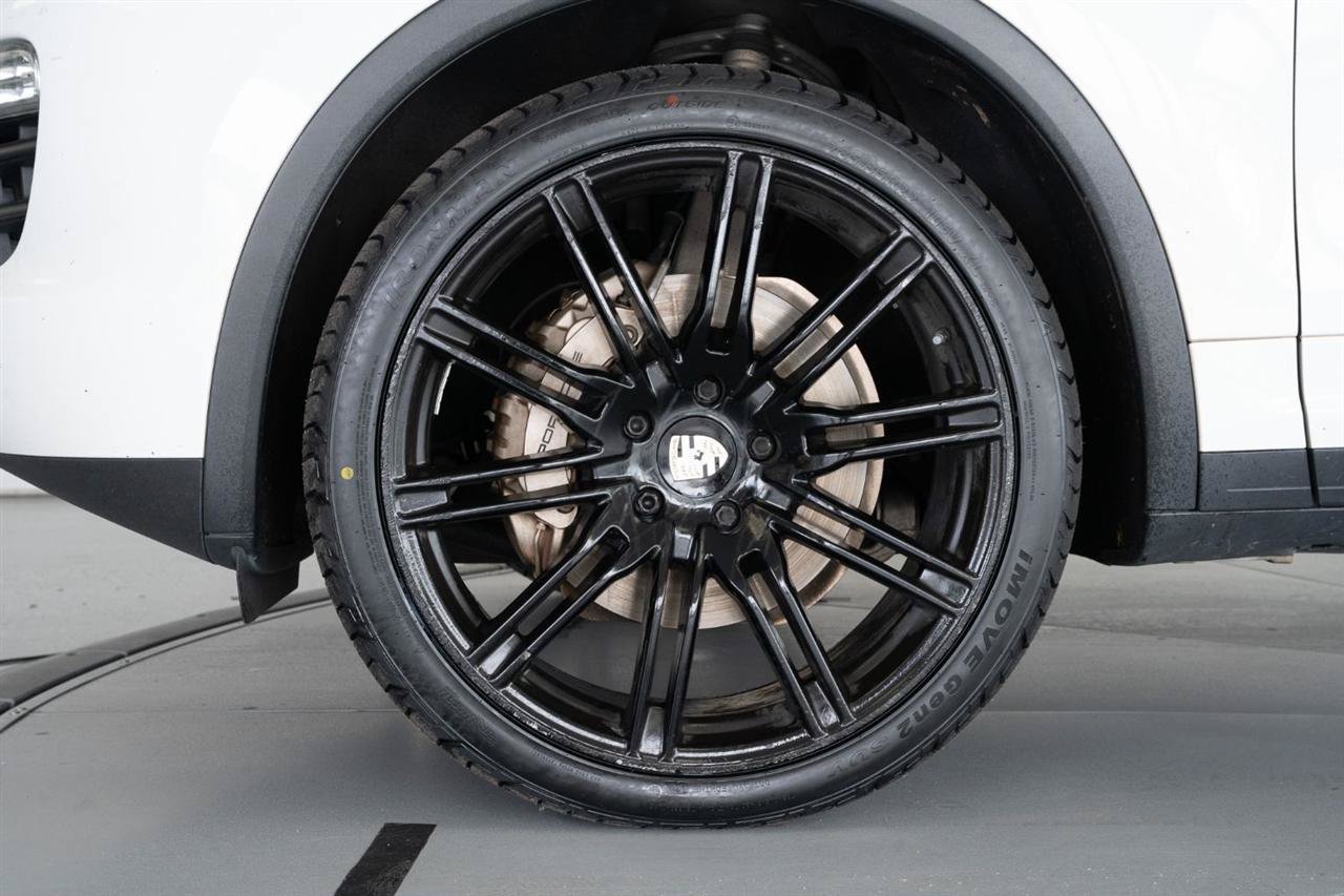 Used 2014 Porsche Cayenne S AWD/4WD image 4
