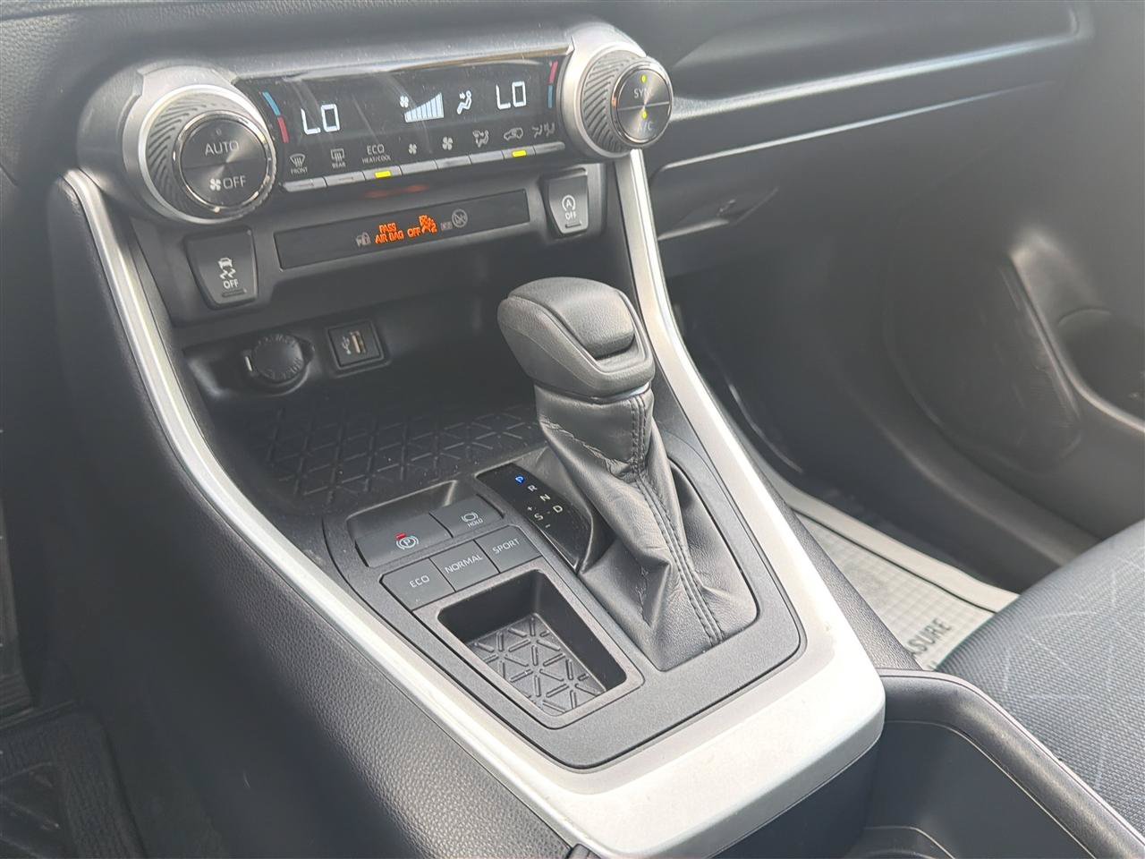 Used 2025 Toyota RAV4 XLE FWD image 19